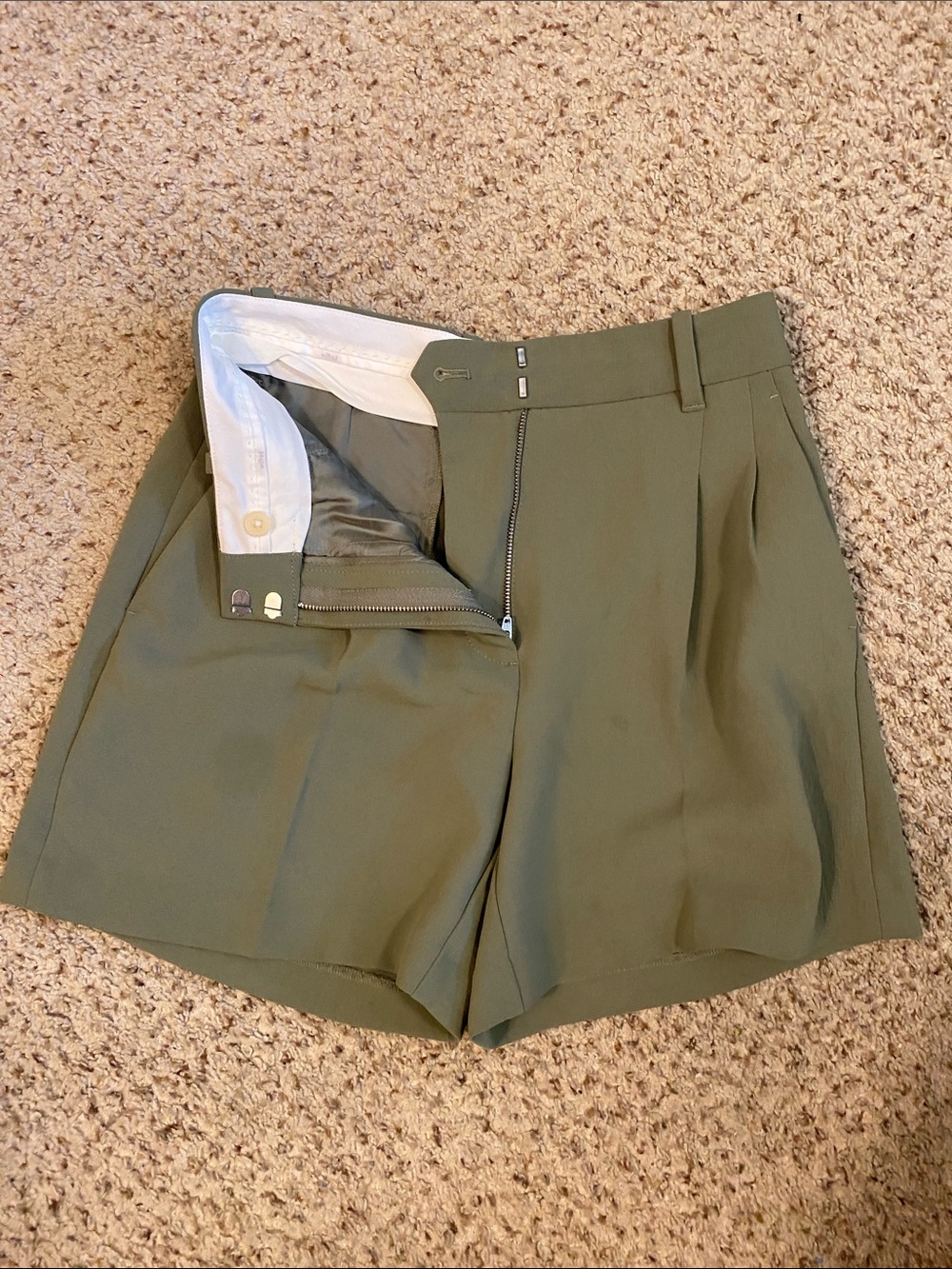 Wilfred Olive Green Pleated High-Rise Bermudas - Picture 3 of 4